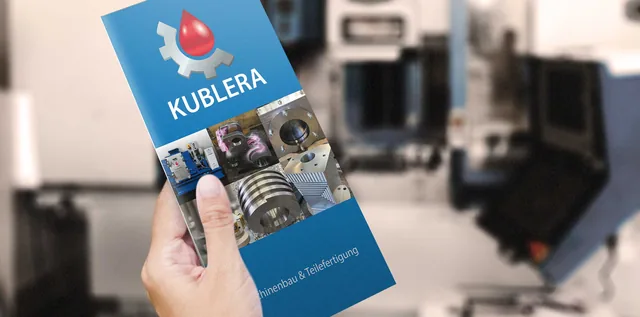 Flyer von Kublera Maschinenbau in einer Hand